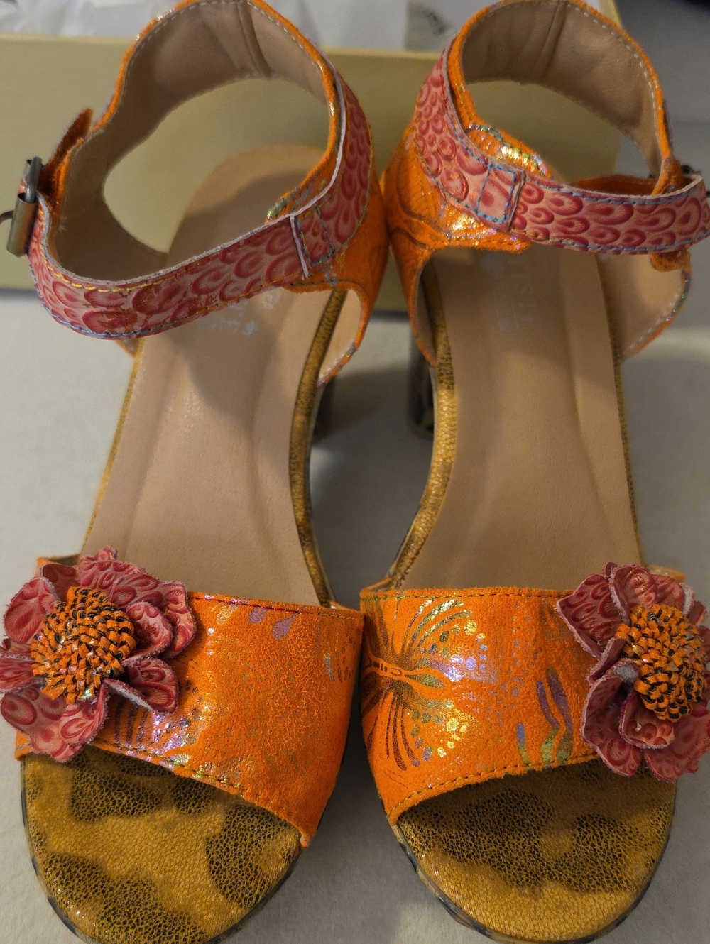 L'ARTISTE Coral Floral Sandals Sz 9 W/ 3.5" Heel Like New Box 5